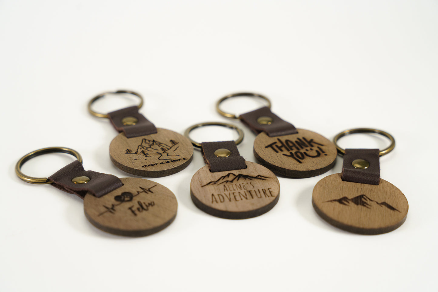 Personalisierter Schlüsselanhänger Dunkel mit Lederband