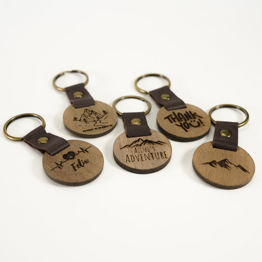 Personalisierter Schlüsselanhänger Dunkel mit Lederband