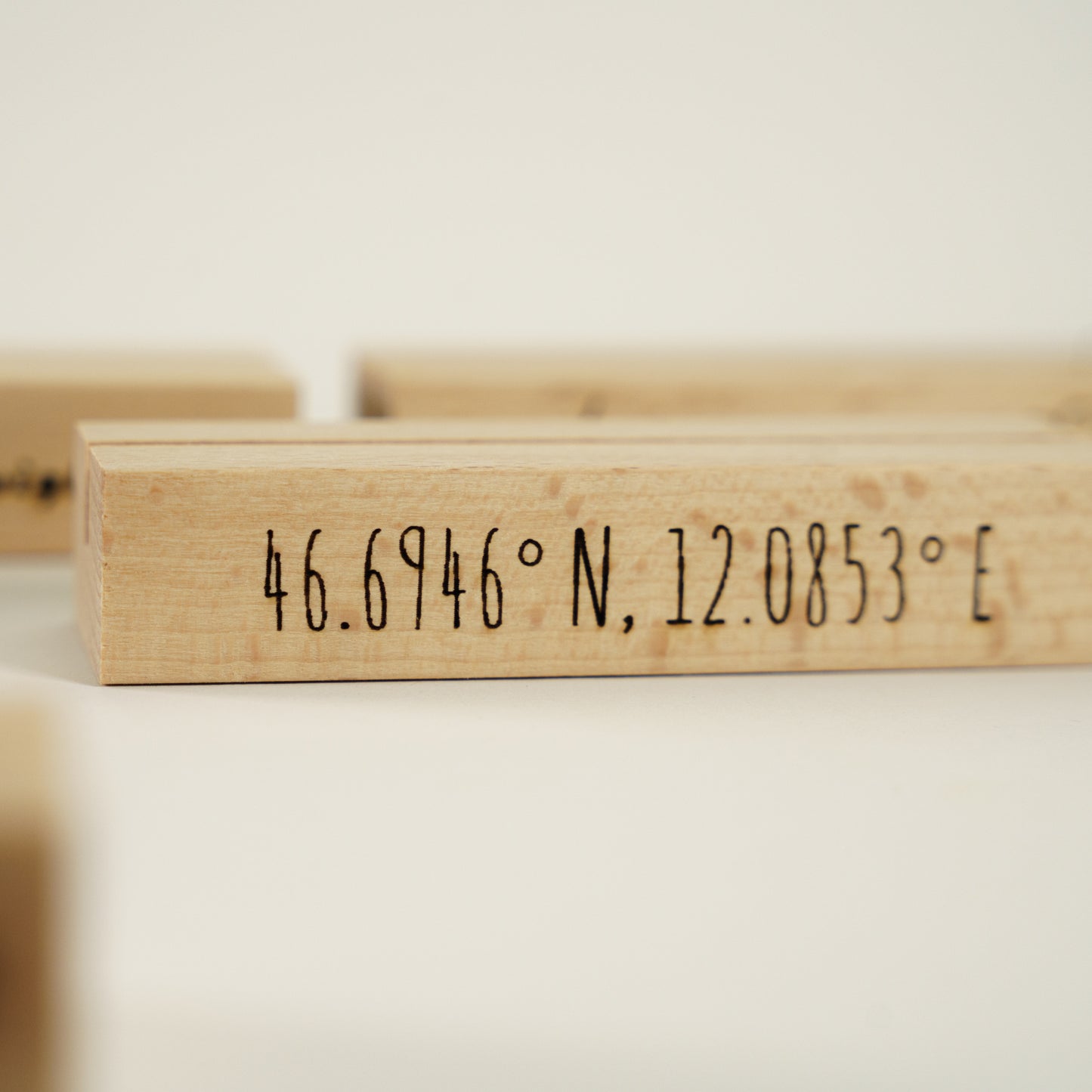 Personalisierter Holz-Bildaufsteller mit Gravur